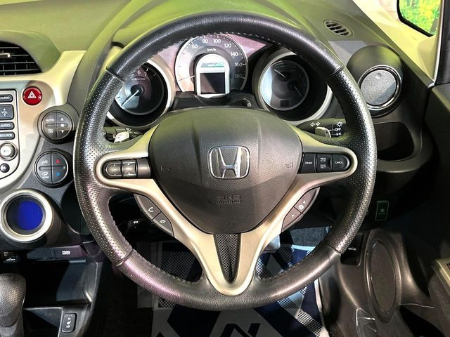 �C���e���A�ɍ��킹���f�U�C���̃X�e�A�����O�́A�^�]�������̂��Ƃ��l���A�^�]���₷���`��A�傫���ł��B�����x�A���ۂɐG���Ă��m���߂��������B