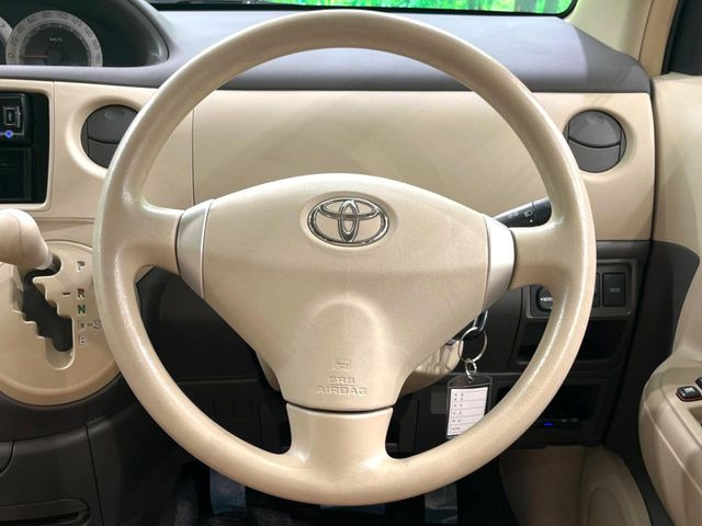 �C���e���A�ɍ��킹���f�U�C���̃X�e�A�����O�́A�^�]�������̂��Ƃ��l���A�^�]���₷���`��A�傫���ł��B�����x�A���ۂɐG���Ă��m���߂��������B