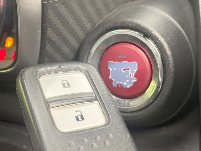 �yHonda�X�}�[�g�L�[�z�J�o����|�P�b�g�ɓ��ꂽ�܂܂ł��h�A�̎{���E�������\�ȃX�}�[�g�L�[�𑕔��B�G���W���̃I���E�I�t�����J�M�����o���K�v����������Ƃ��Ă��֗��ł���