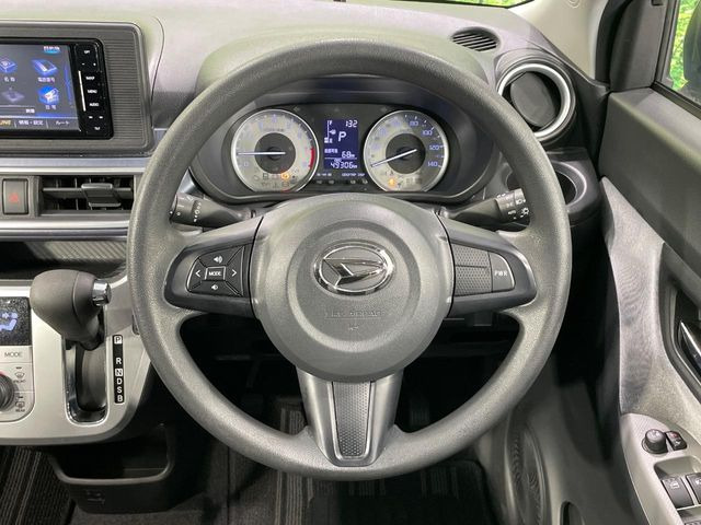 �C���e���A�ɍ��킹���f�U�C���̃X�e�A�����O�́A�^�]�������̂��Ƃ��l���A�^�]���₷���`��A�傫���ł��B�����x�A���ۂɐG���Ă��m���߂��������B