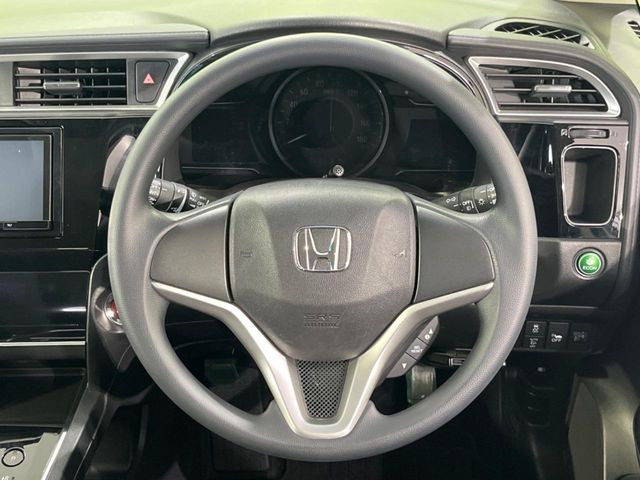 �C���e���A�ɍ��킹���f�U�C���̃X�e�A�����O�́A�^�]�������̂��Ƃ��l���A�^�]���₷���`��A�傫���ł��B�����x�A���ۂɐG���Ă��m���߂��������B