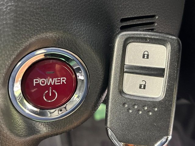 �yHonda�X�}�[�g�L�[�z�J�o����|�P�b�g�ɓ��ꂽ�܂܂ł��h�A�̎{���E�������\�ȃX�}�[�g�L�[�𑕔��B�G���W���̃I���E�I�t�����J�M�����o���K�v����������Ƃ��Ă��֗��ł���