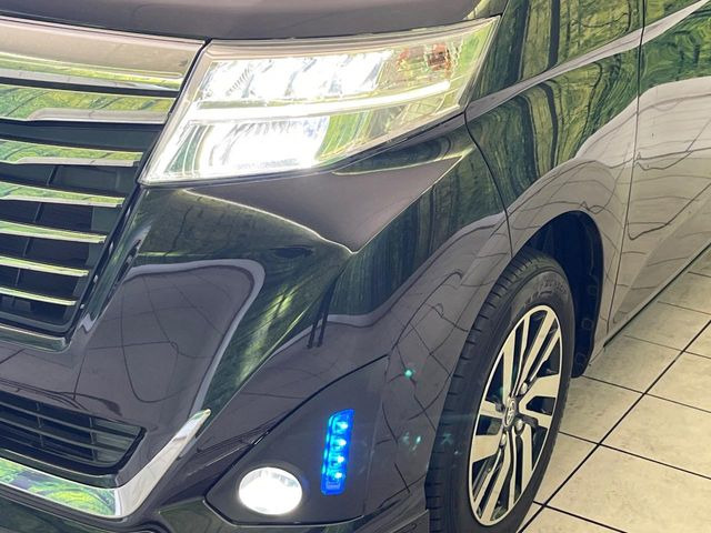 【LEDヘッドライト】悪天候や夜間走行時も良好な視界を確保し安心して運転できる高輝度LEDヘッドライトを装備!点灯速度が早く、消費電力も抑えられています。