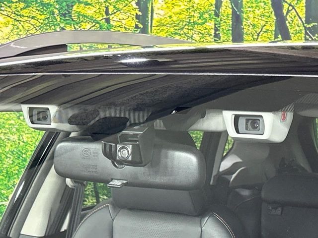 【アイサイトVer3】前方の車両等を検知し、衝突しそうな時は警報で注意を促し、ブレーキを踏む力をサポート。ブレーキを踏めなかった場合は衝突被害軽減ブレーキが作動、衝突回避をサポートします。