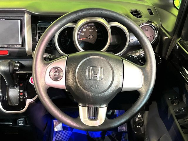 �C���e���A�ɍ��킹���f�U�C���̃X�e�A�����O�́A�^�]�������̂��Ƃ��l���A�^�]���₷���`��A�傫���ł��B�����x�A���ۂɐG���Ă��m���߂��������B