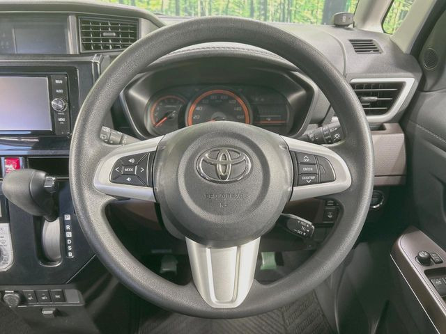�C���e���A�ɍ��킹���f�U�C���̃X�e�A�����O�́A�^�]�������̂��Ƃ��l���A�^�]���₷���`��A�傫���ł��B�����x�A���ۂɐG���Ă��m���߂��������B