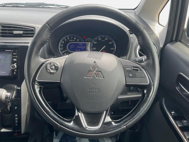 �C���e���A�ɍ��킹���f�U�C���̃X�e�A�����O�́A�^�]�������̂��Ƃ��l���A�^�]���₷���`��A�傫���ł��B�����x�A���ۂɐG���Ă��m���߂��������B
