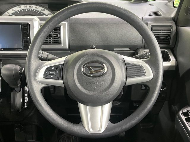 �C���e���A�ɍ��킹���f�U�C���̃X�e�A�����O�́A�^�]�������̂��Ƃ��l���A�^�]���₷���`��A�傫���ł��B�����x�A���ۂɐG���Ă��m���߂��������B
