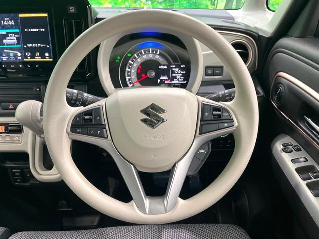 �C���e���A�ɍ��킹���f�U�C���̃X�e�A�����O�́A�^�]�������̂��Ƃ��l���A�^�]���₷���`��A�傫���ł��B�����x�A���ۂɐG���Ă��m���߂��������B