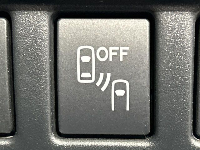 【リヤビークルディティクション】走行中、ドアミラーの死角になりやすい箇所に後続車が接近するとサイドミラー付近に警告を表示、ドライバーに注意喚起と、万一の際はハンドル操作をアシストをします。