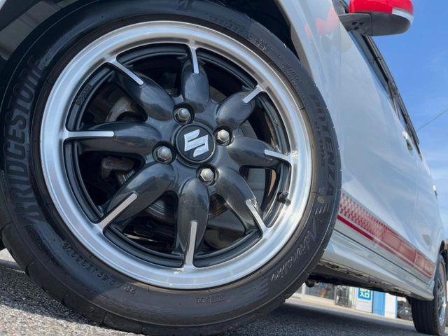 �y����15�C���`�A���~�z�C�[���z�O�ςɃ}�b�`���������A���~�z�C�[���𑕒����Ă���܂��B�e��ЊO�A���~�z�C�[����A�X�^�b�h���X�^�C�����戵�����Ă���܂��B���񂲑��k����������