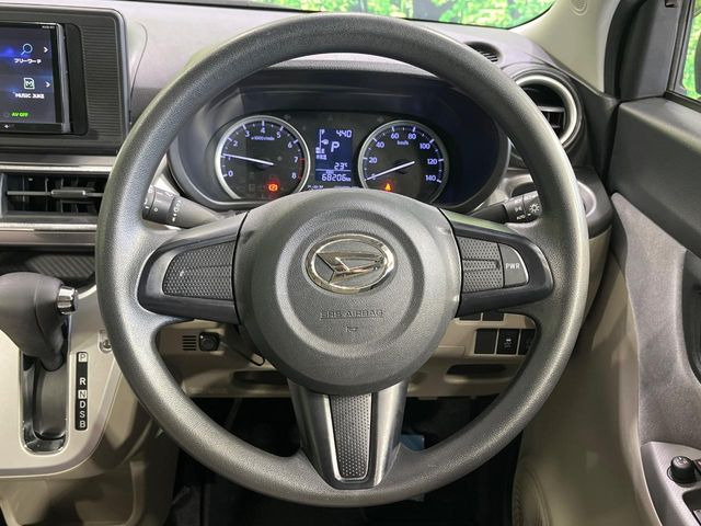 インテリアに合わせたデザインのステアリングは、運転される方のことも考え、運転しやすい形状、大きさです。是非一度、実際に触ってお確かめください。