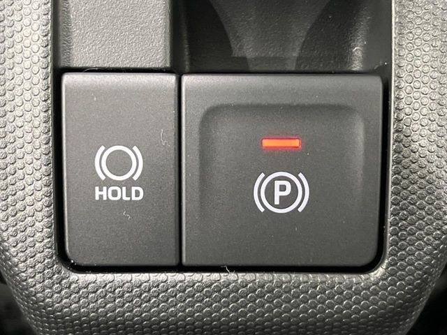【電動パーキングブレーキ】パーキングブレーキは便利な電動式!ボタン一つで操作でき、アクセルを踏めば自動で解除されます♪レバーやペダルが無いので運転席廻りもすっきりしますね♪
