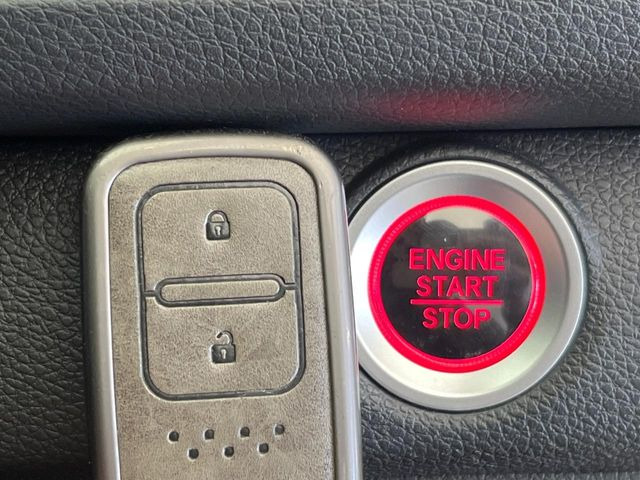 �yHonda�X�}�[�g�L�[�z�J�o����|�P�b�g�ɓ��ꂽ�܂܂ł��h�A�̎{���E�������\�ȃX�}�[�g�L�[�𑕔��B�G���W���̃I���E�I�t�����J�M�����o���K�v����������Ƃ��Ă��֗��ł���