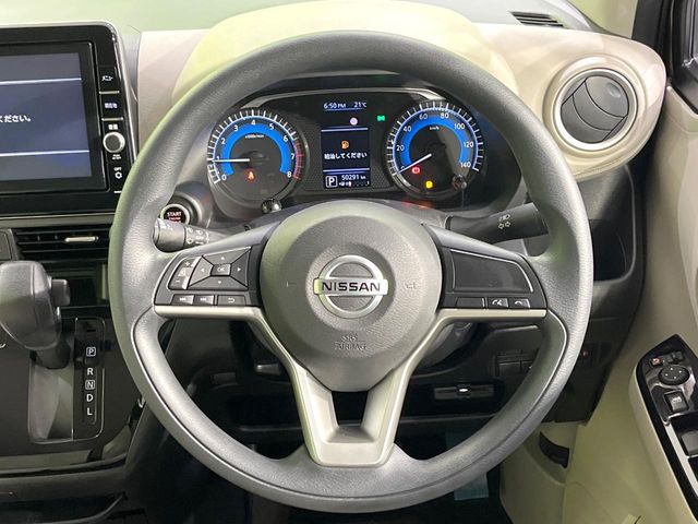 �C���e���A�ɍ��킹���f�U�C���̃X�e�A�����O�́A�^�]�������̂��Ƃ��l���A�^�]���₷���`��A�傫���ł��B�����x�A���ۂɐG���Ă��m���߂��������B