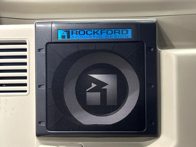 �yROCKFORD�T�E���h�V�X�e���z���[�J�[�I�v�V�����̍��i�ʃT�E���h�V�X�e���𓋍ځB��p�̃`���[�j���O���{���ꂽ�召�l�X�ȃX�s�[�J�[����ǎ��ȃT�E���h���t�ł��A�Տꊴ���ӂ�鉹����Ԃ����o���܂��B