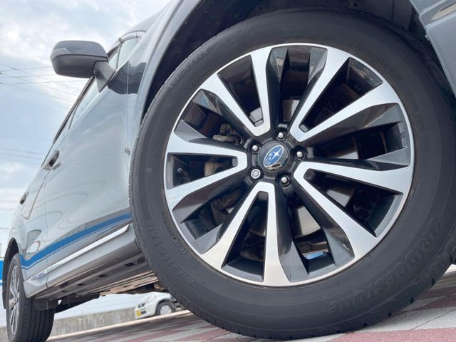 �y����18�C���`�A���~�z�C�[���z�O�ςɃ}�b�`���������A���~�z�C�[���𑕒����Ă���܂��B�e��ЊO�A���~�z�C�[����A�X�^�b�h���X�^�C�����戵�����Ă���܂��B���񂲑��k����������