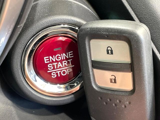 �yHonda�X�}�[�g�L�[�z�J�o����|�P�b�g�ɓ��ꂽ�܂܂ł��h�A�̎{���E�������\�ȃX�}�[�g�L�[�𑕔��B�G���W���̃I���E�I�t�����J�M�����o���K�v����������Ƃ��Ă��֗��ł���