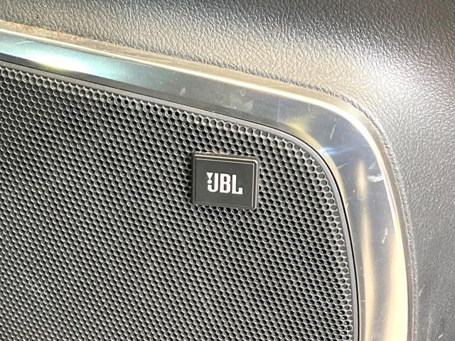 �yJBL�T�E���h�V�X�e���z���[�J�[�I�v�V�����̍��i�ʃT�E���h�V�X�e���𓋍ځB��p�̃`���[�j���O���{���ꂽ�召�l�X�ȃX�s�[�J�[����ǎ��ȃT�E���h���t�ł��A�Տꊴ���ӂ�鉹����Ԃ����o���܂��B