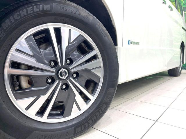�y����16�C���`�A���~�z�C�[���z�O�ςɃ}�b�`���������A���~�z�C�[���𑕒����Ă���܂��B�e��ЊO�A���~�z�C�[����A�X�^�b�h���X�^�C�����戵�����Ă���܂��B���񂲑��k����������