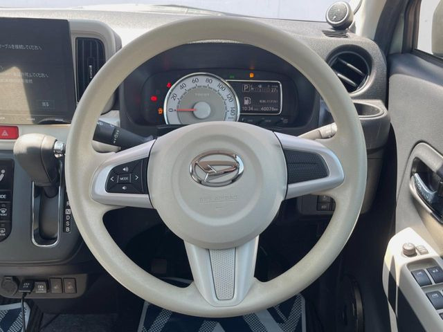 �C���e���A�ɍ��킹���f�U�C���̃X�e�A�����O�́A�^�]�������̂��Ƃ��l���A�^�]���₷���`��A�傫���ł��B�����x�A���ۂɐG���Ă��m���߂��������B