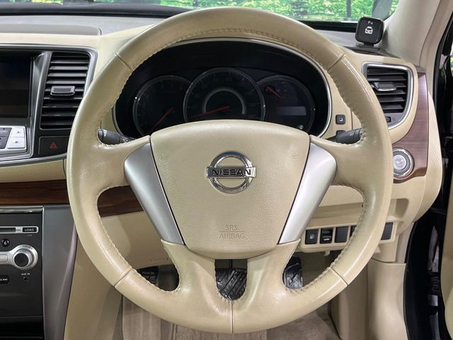 �C���e���A�ɍ��킹���f�U�C���̃X�e�A�����O�́A�^�]�������̂��Ƃ��l���A�^�]���₷���`��A�傫���ł��B�����x�A���ۂɐG���Ă��m���߂��������B