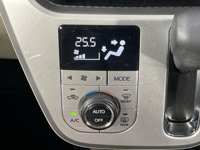 【オートエアコン】一度お好みの温度に設定すれば、車内の温度を検知し風量や温度を自動で調整。暑い&hellip;寒い&hellip;と何度もスイッチ操作をする必要はありません。快適な車内空間には必須の機能ですね♪