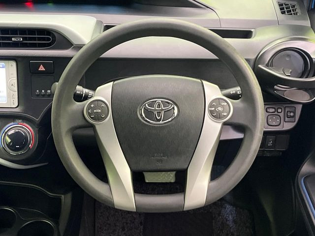 �C���e���A�ɍ��킹���f�U�C���̃X�e�A�����O�́A�^�]�������̂��Ƃ��l���A�^�]���₷���`��A�傫���ł��B�����x�A���ۂɐG���Ă��m���߂��������B
