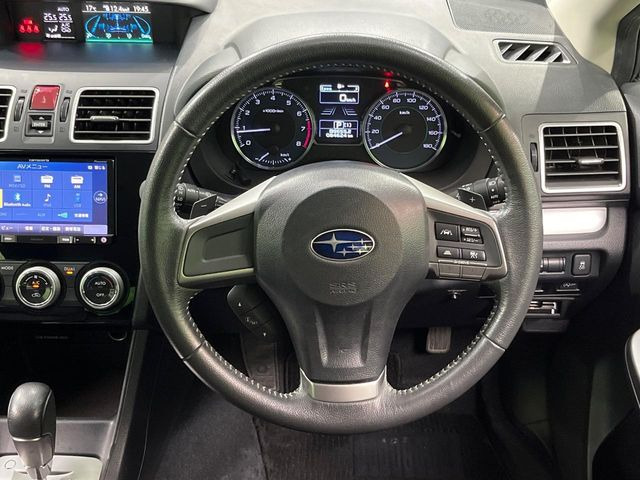 �C���e���A�ɍ��킹���f�U�C���̃X�e�A�����O�́A�^�]�������̂��Ƃ��l���A�^�]���₷���`��A�傫���ł��B�����x�A���ۂɐG���Ă��m���߂��������B