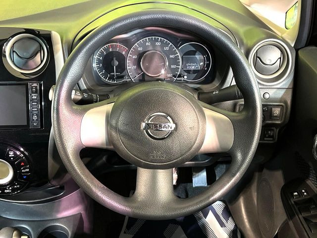 �C���e���A�ɍ��킹���f�U�C���̃X�e�A�����O�́A�^�]�������̂��Ƃ��l���A�^�]���₷���`��A�傫���ł��B�����x�A���ۂɐG���Ă��m���߂��������B