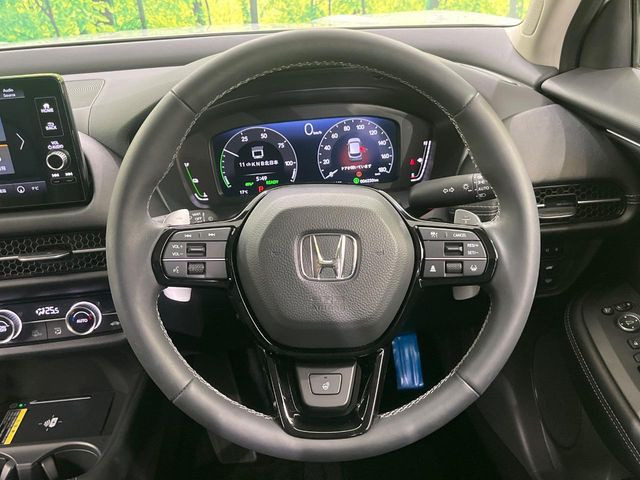 �C���e���A�ɍ��킹���f�U�C���̃X�e�A�����O�́A�^�]�������̂��Ƃ��l���A�^�]���₷���`��A�傫���ł��B�����x�A���ۂɐG���Ă��m���߂��������B