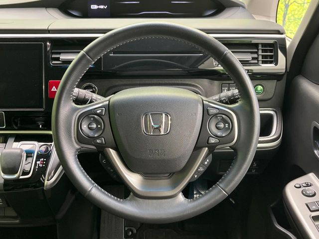 �C���e���A�ɍ��킹���f�U�C���̃X�e�A�����O�́A�^�]�������̂��Ƃ��l���A�^�]���₷���`��A�傫���ł��B�����x�A���ۂɐG���Ă��m���߂��������B