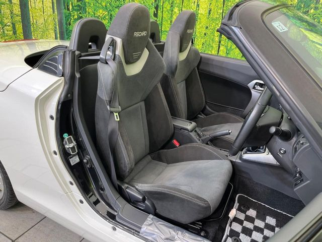 �yRECARO�V�[�g�z�z�[���h���ɗD��A�J�[�u���̑̂������}�����Ă���܂��B�܂��A�̂Ƀt�B�b�g���邩�獘��w�������ɂ����A�����O�h���C�u�⍂�����s�ł����K�ɂ��߂������������܂���