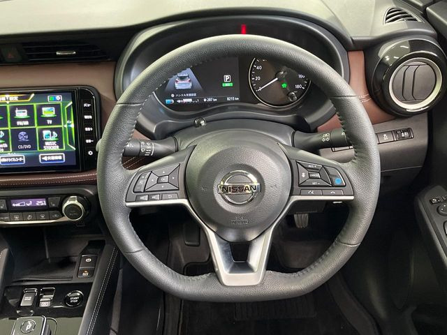 �C���e���A�ɍ��킹���f�U�C���̃X�e�A�����O�́A�^�]�������̂��Ƃ��l���A�^�]���₷���`��A�傫���ł��B�����x�A���ۂɐG���Ă��m���߂��������B