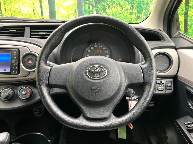 �C���e���A�ɍ��킹���f�U�C���̃X�e�A�����O�́A�^�]�������̂��Ƃ��l���A�^�]���₷���`��A�傫���ł��B�����x�A���ۂɐG���Ă��m���߂��������B