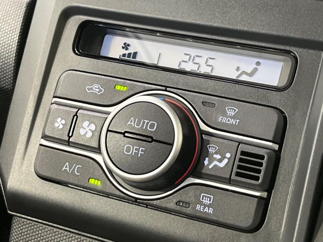【オートエアコン】一度お好みの温度に設定すれば、車内の温度を検知し風量や温度を自動で調整。暑い&hellip;寒い&hellip;と何度もスイッチ操作をする必要はありません。快適な車内空間には必須の機能ですね♪