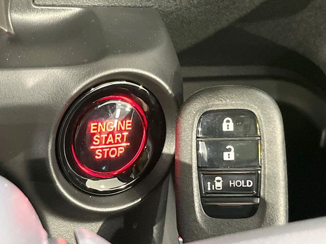 �yHonda�X�}�[�g�L�[�z�J�o����|�P�b�g�ɓ��ꂽ�܂܂ł��h�A�̎{���E�������\�ȃX�}�[�g�L�[�𑕔��B�G���W���̃I���E�I�t�����J�M�����o���K�v����������Ƃ��Ă��֗��ł���