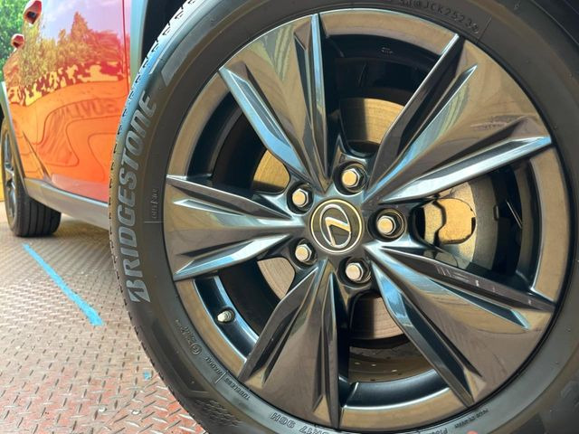 �y����17�C���`�A���~�z�C�[���z�O�ςɃ}�b�`���������A���~�z�C�[���𑕒����Ă���܂��B�e��ЊO�A���~�z�C�[����A�X�^�b�h���X�^�C�����戵�����Ă���܂��B���񂲑��k����������