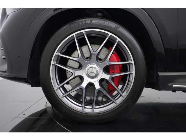 GLE63S�ł��g�p����Ă���22�C���`�̒b���z�C�[���ł������܂��BAMG�f�U�C���p�b�P�[�W����������Ă���܂��̂ŁA�L�����p�[�̓��b�h�̃J���[�����O�ɂȂ��Ă���܂��B