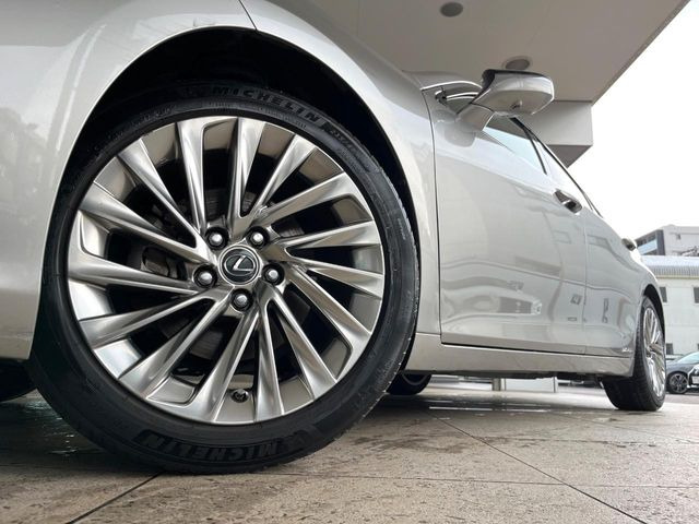 �y����18�C���`�A���~�z�C�[���z�O�ςɃ}�b�`���������A���~�z�C�[���𑕒����Ă���܂��B�e��ЊO�A���~�z�C�[����A�X�^�b�h���X�^�C�����戵�����Ă���܂��B���񂲑��k����������