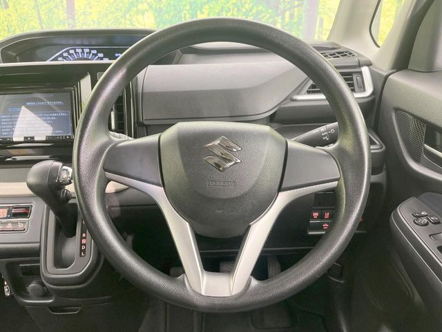 �C���e���A�ɍ��킹���f�U�C���̃X�e�A�����O�́A�^�]�������̂��Ƃ��l���A�^�]���₷���`��A�傫���ł��B�����x�A���ۂɐG���Ă��m���߂��������B