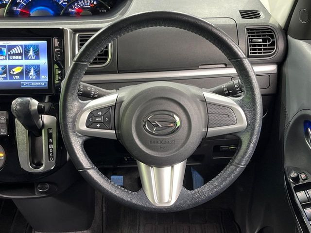 �C���e���A�ɍ��킹���f�U�C���̃X�e�A�����O�́A�^�]�������̂��Ƃ��l���A�^�]���₷���`��A�傫���ł��B�����x�A���ۂɐG���Ă��m���߂��������B
