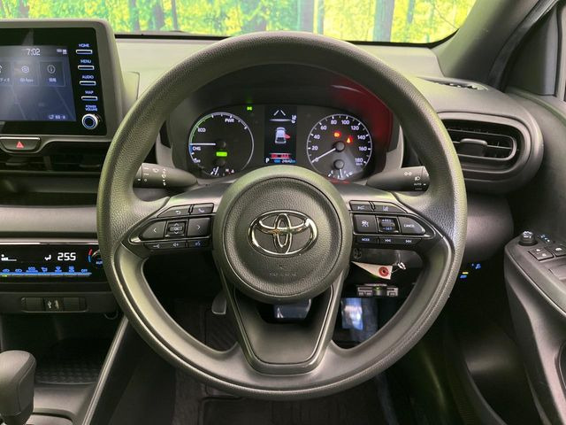 �C���e���A�ɍ��킹���f�U�C���̃X�e�A�����O�́A�^�]�������̂��Ƃ��l���A�^�]���₷���`��A�傫���ł��B�����x�A���ۂɐG���Ă��m���߂��������B