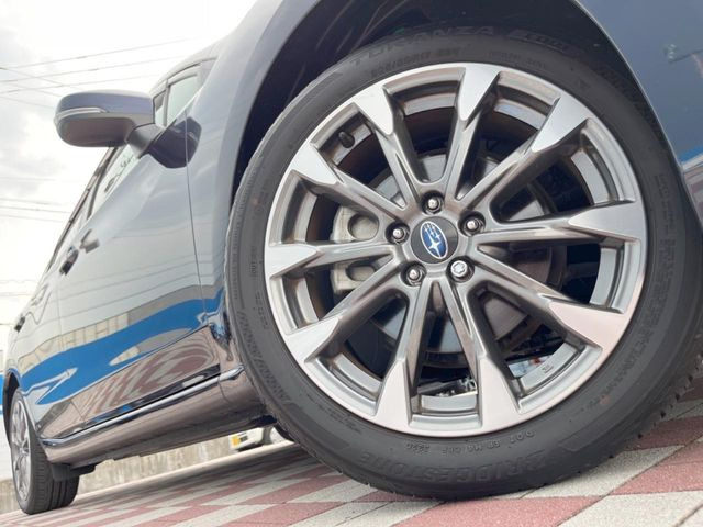 �y����17�C���`�A���~�z�C�[���z�O�ςɃ}�b�`���������A���~�z�C�[���𑕒����Ă���܂��B�e��ЊO�A���~�z�C�[����A�X�^�b�h���X�^�C�����戵�����Ă���܂��B���񂲑��k����������