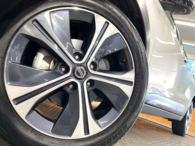 �y����17�C���`�A���~�z�C�[���z�O�ςɃ}�b�`���������A���~�z�C�[���𑕒����Ă���܂��B�e��ЊO�A���~�z�C�[����A�X�^�b�h���X�^�C�����戵�����Ă���܂��B���񂲑��k����������