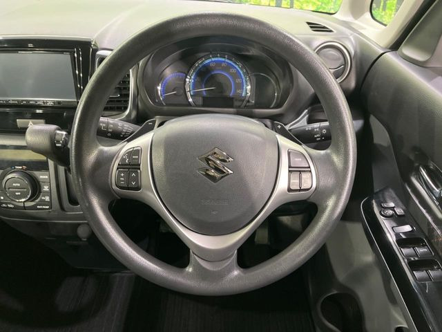 �C���e���A�ɍ��킹���f�U�C���̃X�e�A�����O�́A�^�]�������̂��Ƃ��l���A�^�]���₷���`��A�傫���ł��B�����x�A���ۂɐG���Ă��m���߂��������B