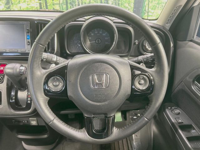 �C���e���A�ɍ��킹���f�U�C���̃X�e�A�����O�́A�^�]�������̂��Ƃ��l���A�^�]���₷���`��A�傫���ł��B�����x�A���ۂɐG���Ă��m���߂��������B