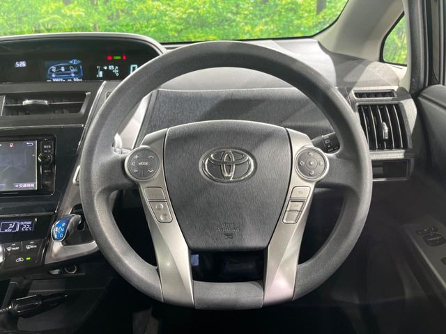 �C���e���A�ɍ��킹���f�U�C���̃X�e�A�����O�́A�^�]�������̂��Ƃ��l���A�^�]���₷���`��A�傫���ł��B�����x�A���ۂɐG���Ă��m���߂��������B