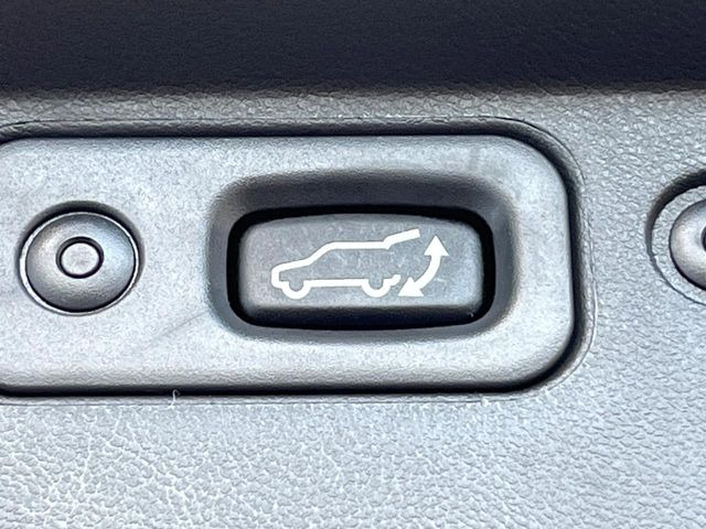 【パワーバックドア】スマートキーや運転席のボタンを押すだけでリアゲートが自動で開閉します!荷物を持っている時や、高い位置にあるバックドアを閉める際に便利な機能です♪