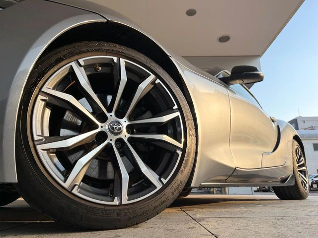 �y����18�C���`�A���~�z�C�[���z�f�U�C�����̍��������A���~�z�C�[���𑕒����Ă���܂��B�e��ЊO�A���~�z�C�[����A�X�^�b�h���X�^�C�����戵�����Ă���܂��B���񂲑��k����������